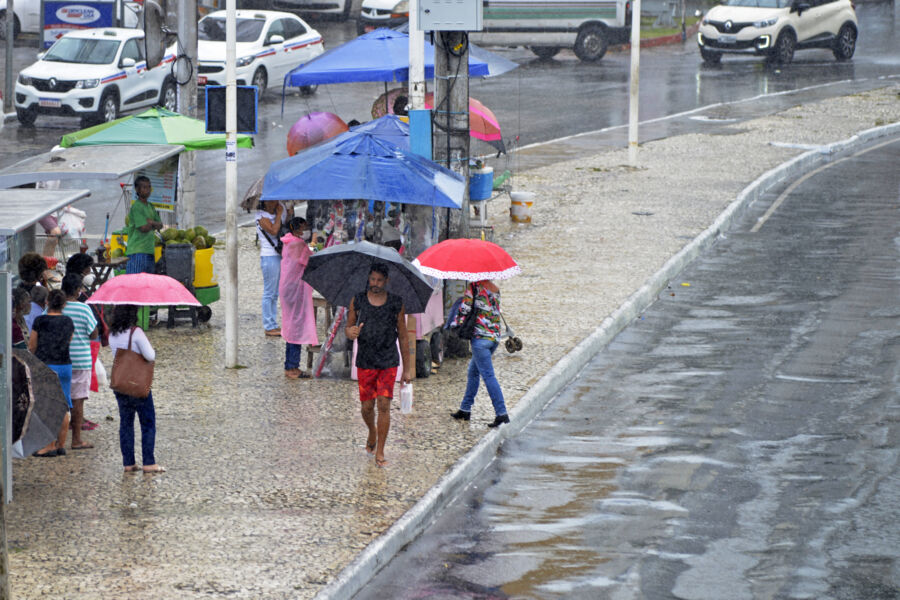 Na capital, o inverno já começou com manhã de chuva e ventos fortes em vários locais