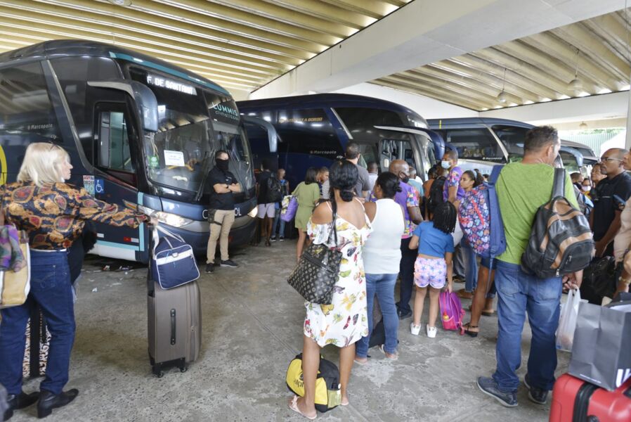 Movimento de saída para o São João na Rodoviária de Salvador, após dois anos