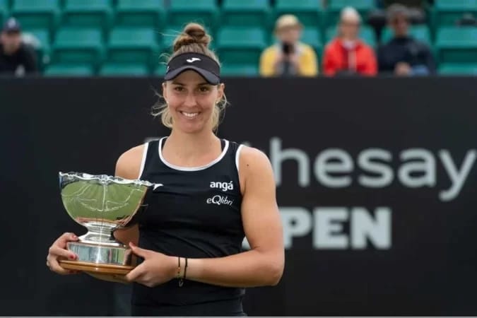Bia segurando o troféu do WTA 250 de Birmingham