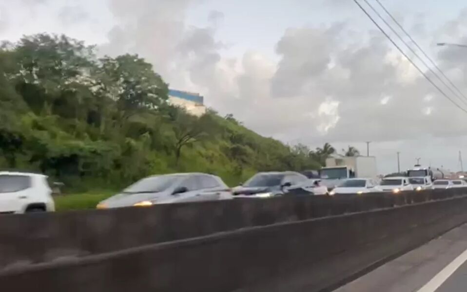 PRF registrou pontos de lentidão no trânsito em trechos da BR-324 e da BR-101, ainda que os veículos estejam fluindo bem nessas vias