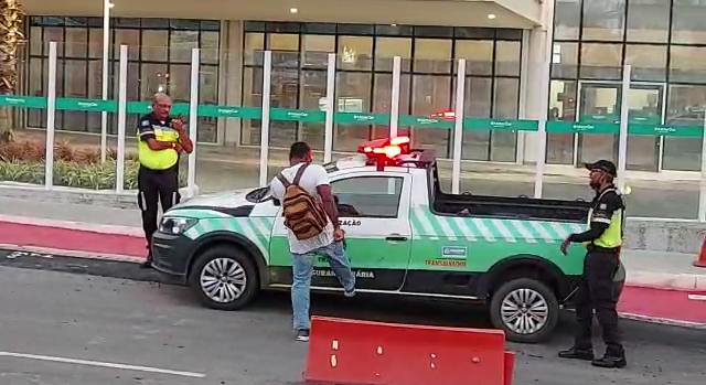 O homem ficou furioso e começou a dizer insultos aos gentes, segundo a Transalvador