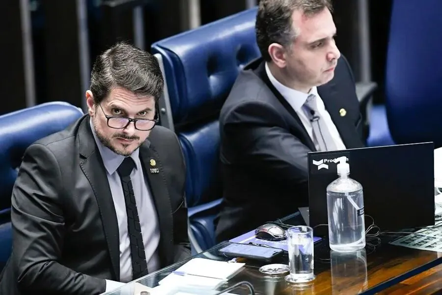 Senador Marcos do Val (Podemos-ES) ao lado do presidente do Senado, Rodrigo Pacheco (PSD-MG)