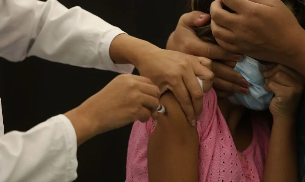 As campanhas de vacinação contra Covid-19 e Influenza (gripe) estarão suspensas neste sábado e domingo