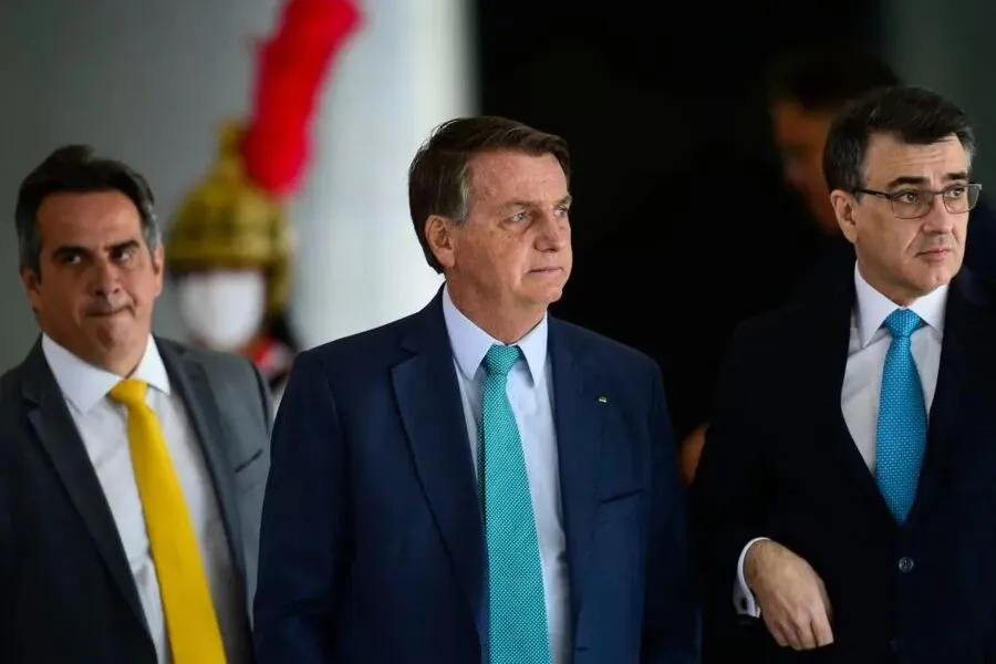 Bolsonaro (PL) ao lado dos ministros Ciro Nogueira (Casa Civil) e Carlos França (Relações Exteriores) durante agenda com autoridades internacionais em Brasília
