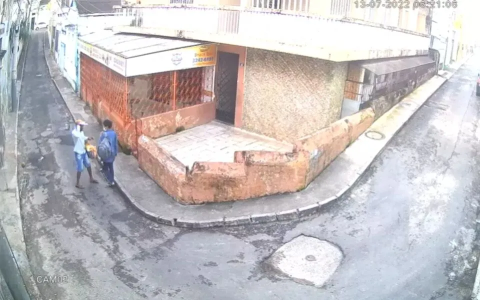 Uma câmera instalada na rua registrou o momento do crime