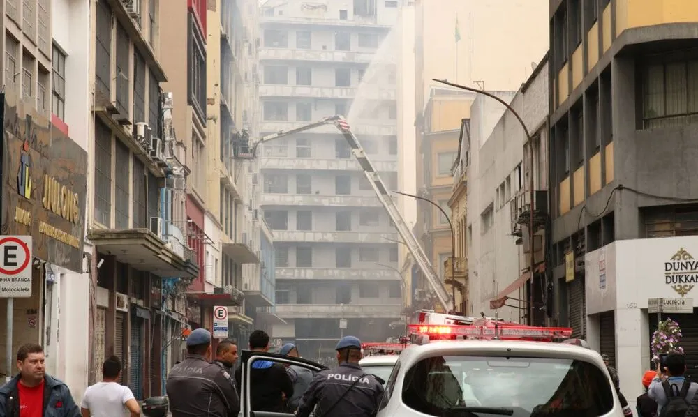 Estrutura comproometida pelo fogo será demolida pela Prefeitura de São Paulo