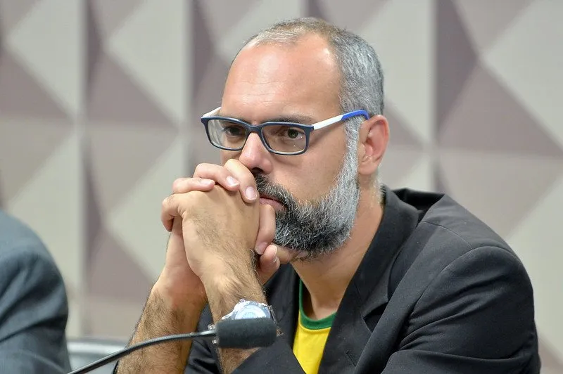 Na ocasião das declarações, Allan dos Santos expôs a cineasta Estella Renner, vinculada à Maria Farinha Filmes, que prestou queixa-crime por injúria