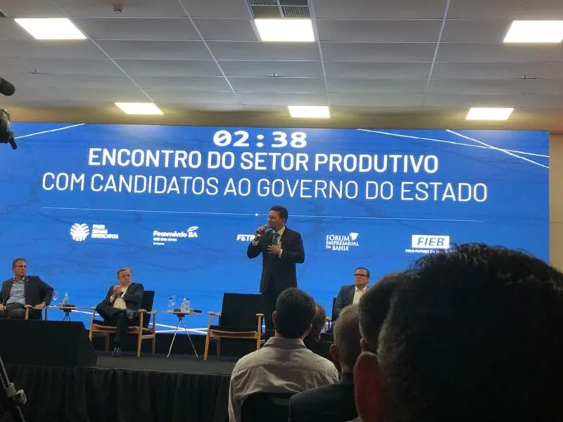 João Roma discursando durante encontro com empresários no Centro de Convenções de Salvador