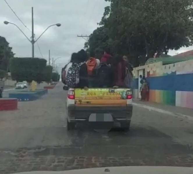 Flagrante de carona "arriscada" dos alunos da rede municipal de ensino de Macarani
