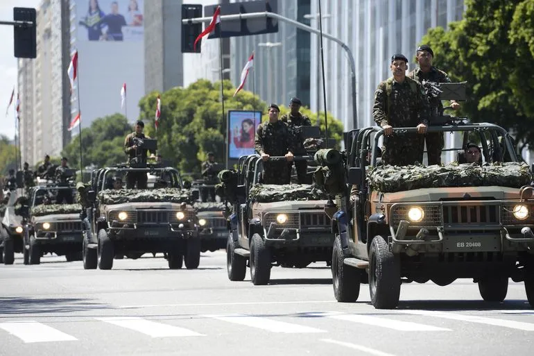 Tradicionalmente, a parada militar em comemoração ao Sete de Setembro no Rio de Janeiro é realizada no centro da cidade