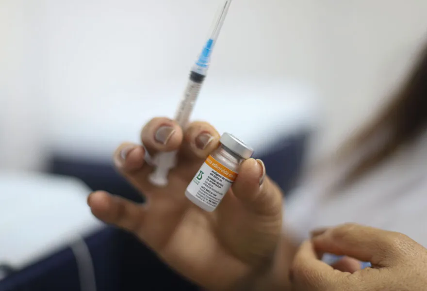 Em julho, foi aprovado pela Anvisa a ampliação da autorização de uso emergencial da vacina para crianças nessa faixa etária