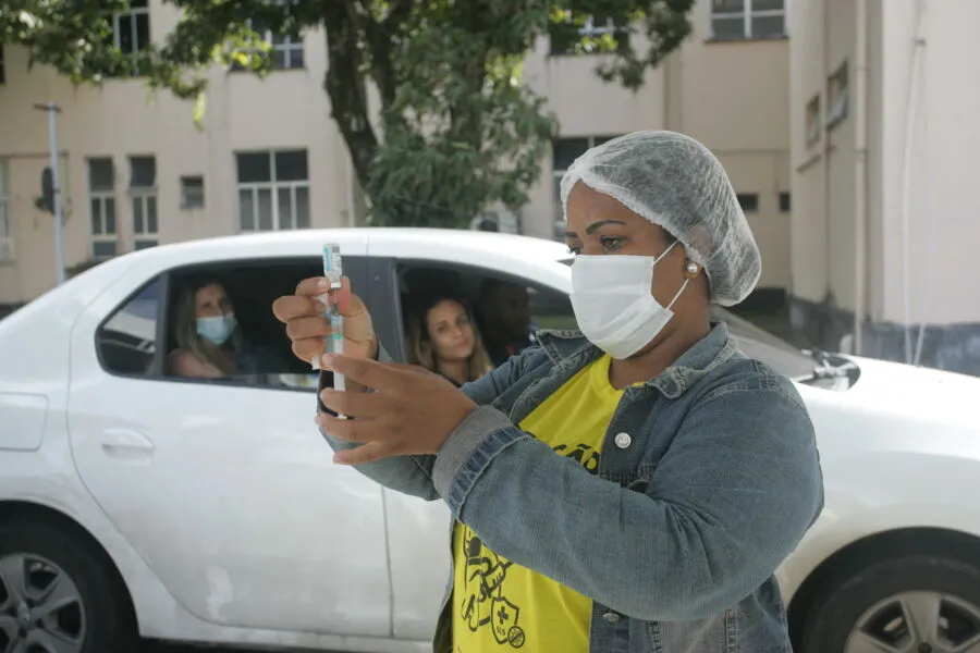 Maiores de 12 anos que moram em cidades baianas, poderão receber a 1ª dose em Salvador

Na foto: Drive-thru na Vila Militar (Dendezeiros).

Foto: Olga Leiria / Ag. A Tarde

Data: 26/07/2022