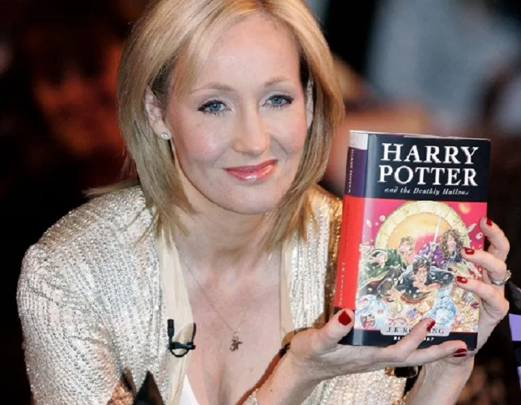 Autora de Harry Potter, J.K. Rowling reagiu à notícia do ataque de Rushdie no Twitter desejando melhoras e dizendo que estava "farta"