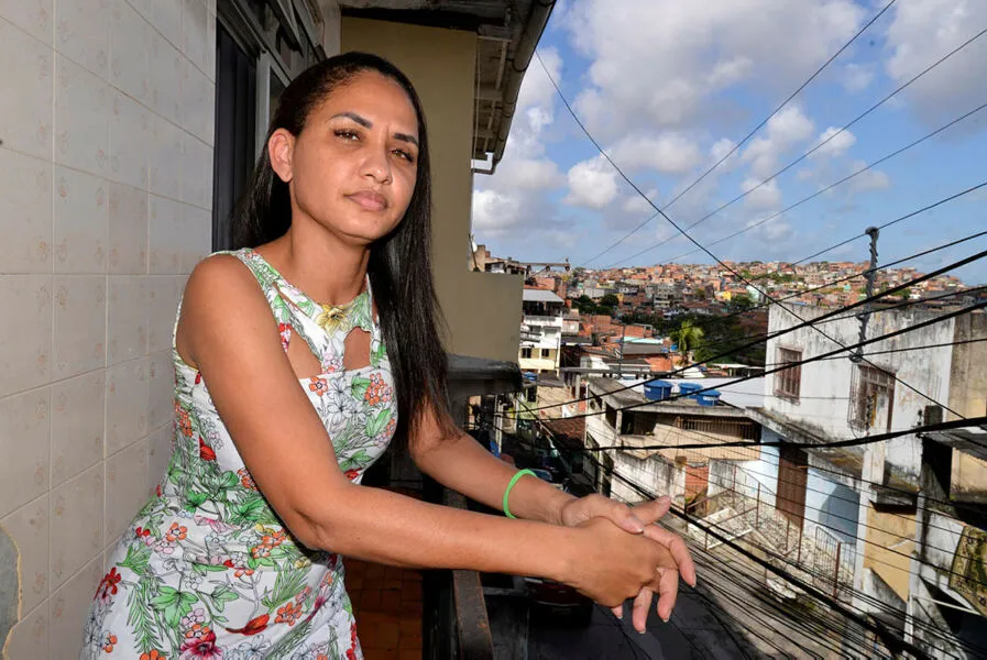 A técnica de enfermagem Luciana Leal trabalha em duas UTIs e uma emergência para ter renda adequada