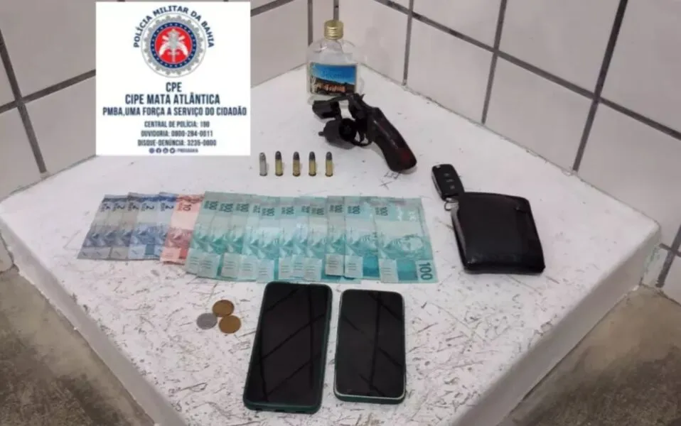 Os PMs encontraram um frasco vazio, um revólver calibre 38, R$ 1.221,00 e cinco munições intactas.