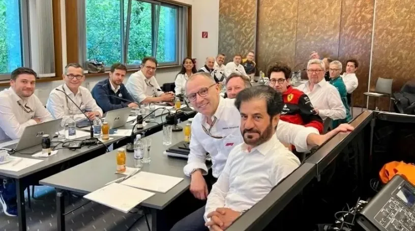 Mohammed Bin Sulayem (à dir), presidente da FIA, em reunião com dirigentes da F1 e das equipes na Áustria