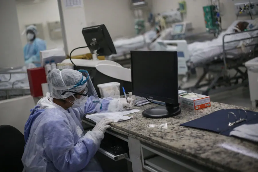 O Brasil vive um apagão de remédios e insumos médicos nos últimos meses