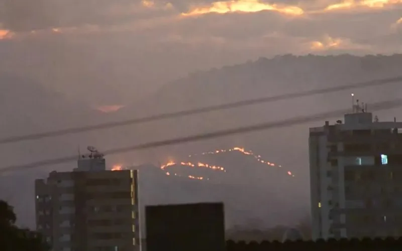O incêndio ameaça propriedades rurais  - Foto: Reprodução | TV Oeste