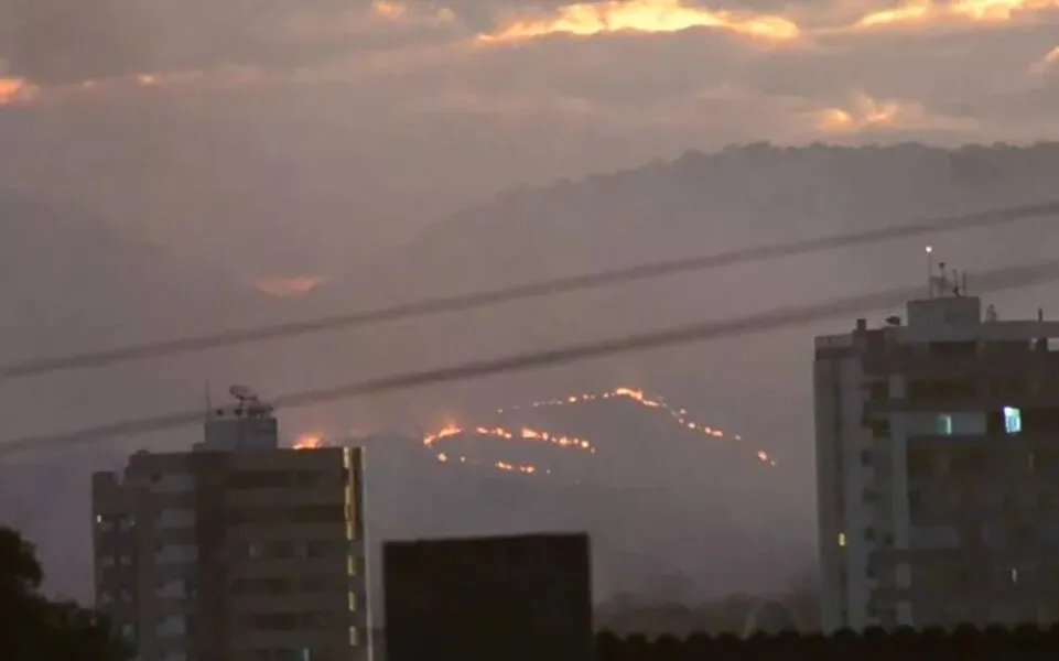 Incêndio já dura cerca de 72 horas e ameaça 25 comunidades