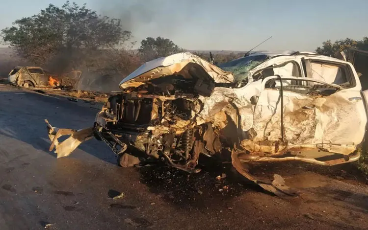 Após o acidente, um dos veículos pegou fogo