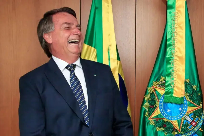 "Mas eu não vou ser deselegante perguntando isso para ele [Macron], mas ele que sossegue lá”, disse Bolsonaro