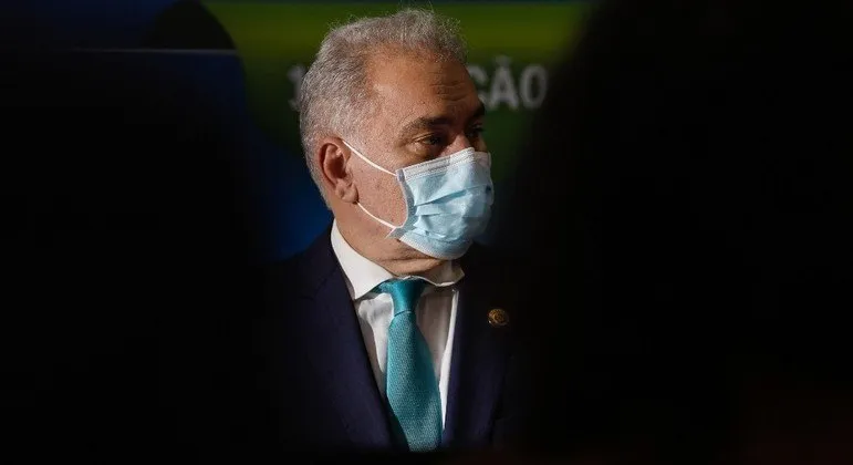 O ministro da Saúde,  Marcelo Queiroga, afirmou que o Brasil deve receber 50 mil doses da vacina destinadas a profissionais que lidam com a doença