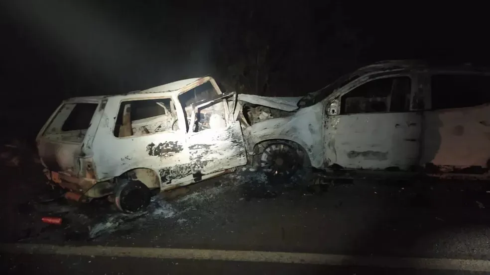 Veículos ficaram destruídos pelas chamas após batida