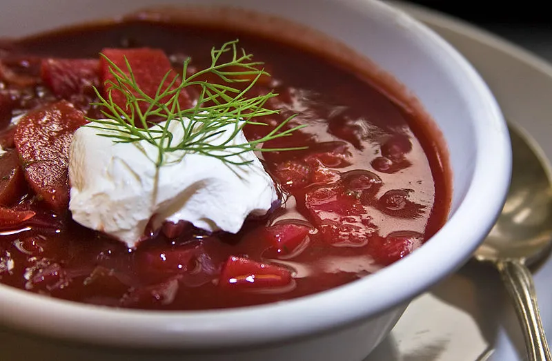 Dentre os ingredientes, a sopa ucraniana leva beterraba, cenoura e endro