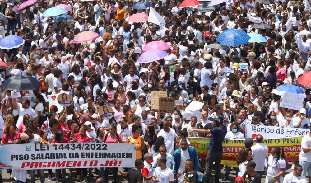 Profissionais de enfermagem protestam contra a derrubada do piso salarial, em Salvador