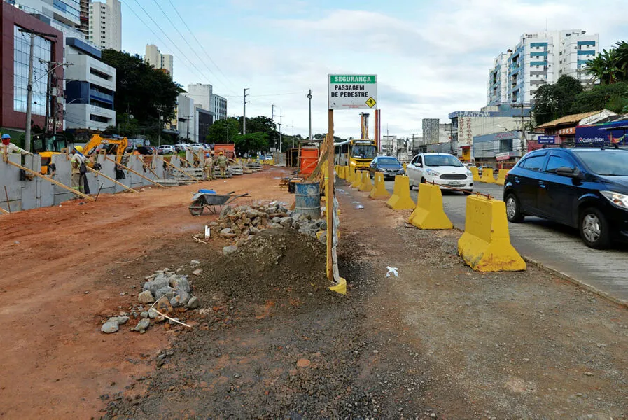 Canteiro de obras do BRT em trecho  da avenida Lucaia