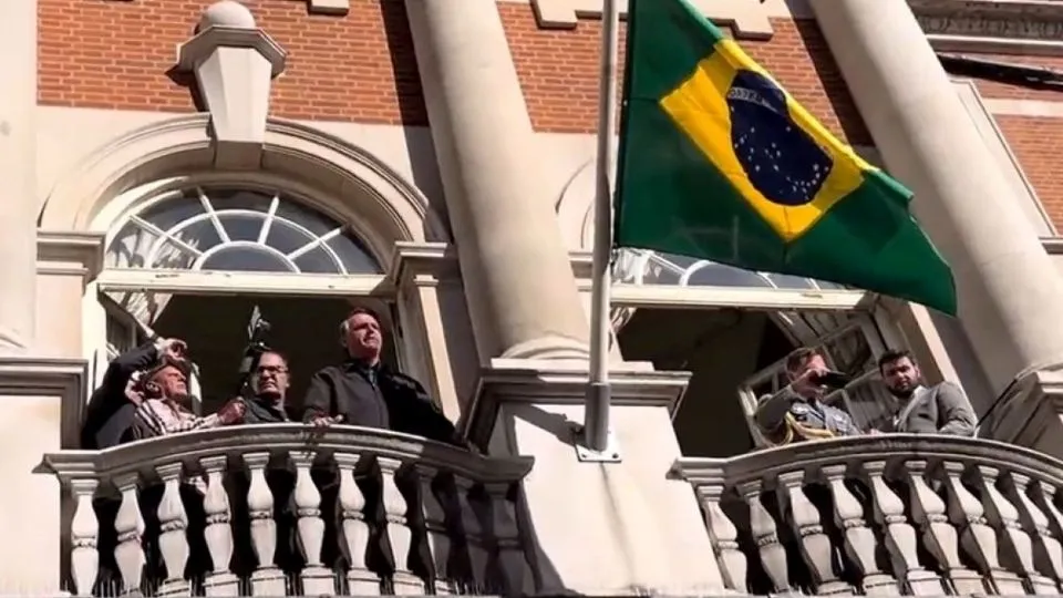 Jair Bolsonaro (PL) durante discurso a apoiadores na sacada da Embaixada Brasileira em Londres