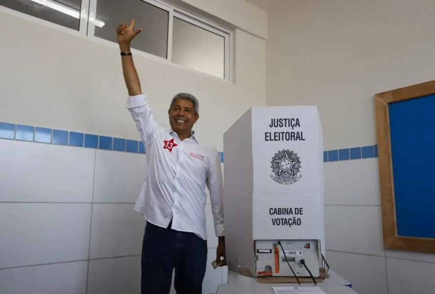Jerônimo Rodrigues votou no colégio Luiz Viana