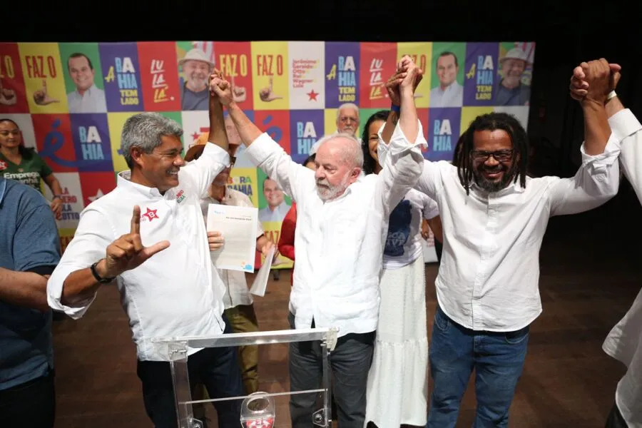 "Tem muita gente ganhando pouco e muitos poucos ganhando muito", disse Lula no Teatro Vila Velha
