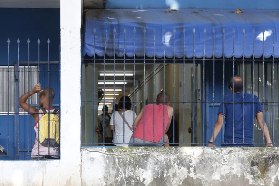 Pacientes aguardam atendimento no Centro de Saúde Mental Álvaro Rubim de Pinho