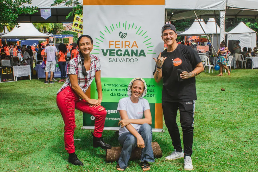 Alzira Bhakti (Pasteis Integrais), Ana Paula Paixão (Amana) e Hanna Soares (Veganas Baianas), da Feira Vegana