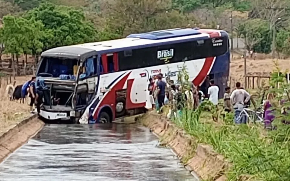 Todas as vítimas do acidente estavam no ônibus