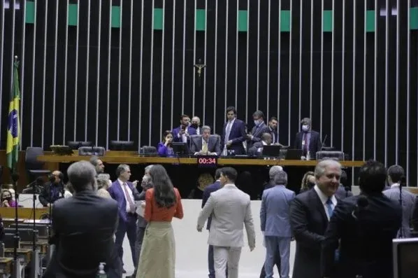 Enquanto a sessão era encerrada, os deputados discutiam o parecer do relator da proposta na Comissão Especial designada a deliberar sobre a matéria, Danilo Forte (UB-CE).