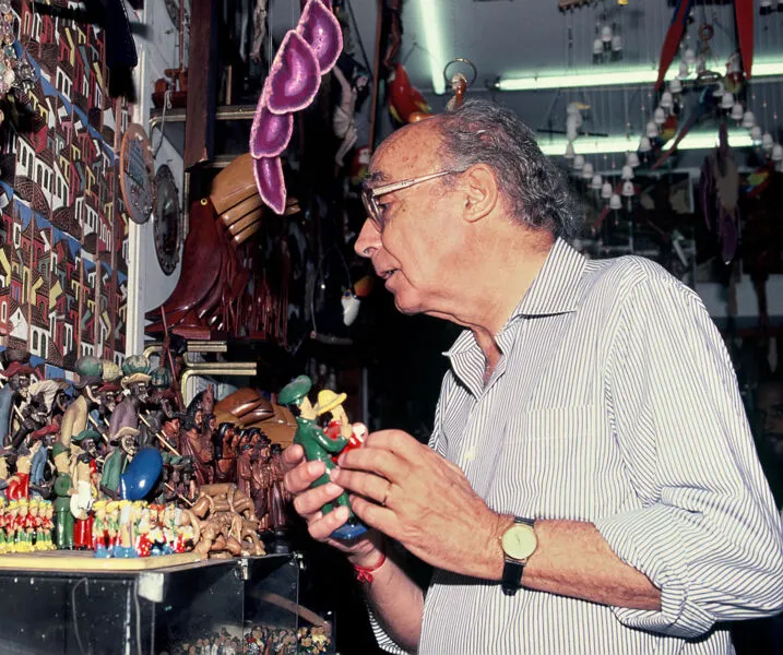 O Nobel de Literatura futuca mercadorias no Mercado Modelo