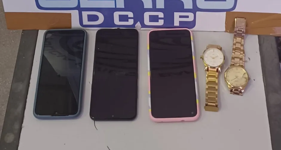 Com a suspeita,  foram encontrados três aparelhos celulares e dois relógios