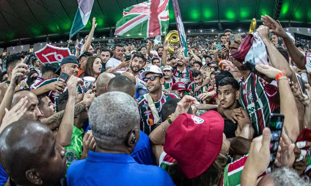 Fred se despediu dos gramados nos braços da torcida