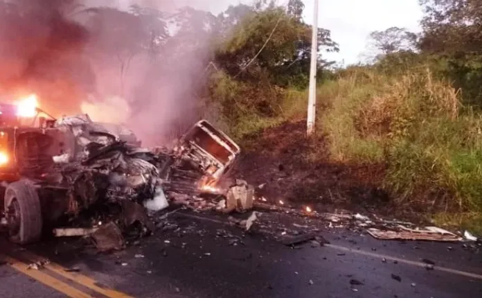 Carretas ficaram destruídas após colisão e incêndio