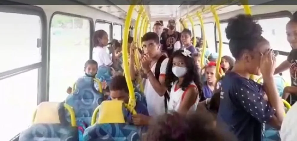 Alunos reclamam da situação precária do ônibus, inclusive com superlotação