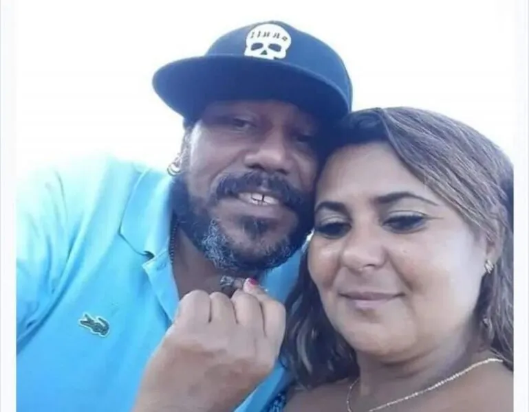 Companheiro, após ouvir a confusão, saiu de casa e encontrou o corpo da mulher estirado ao chão