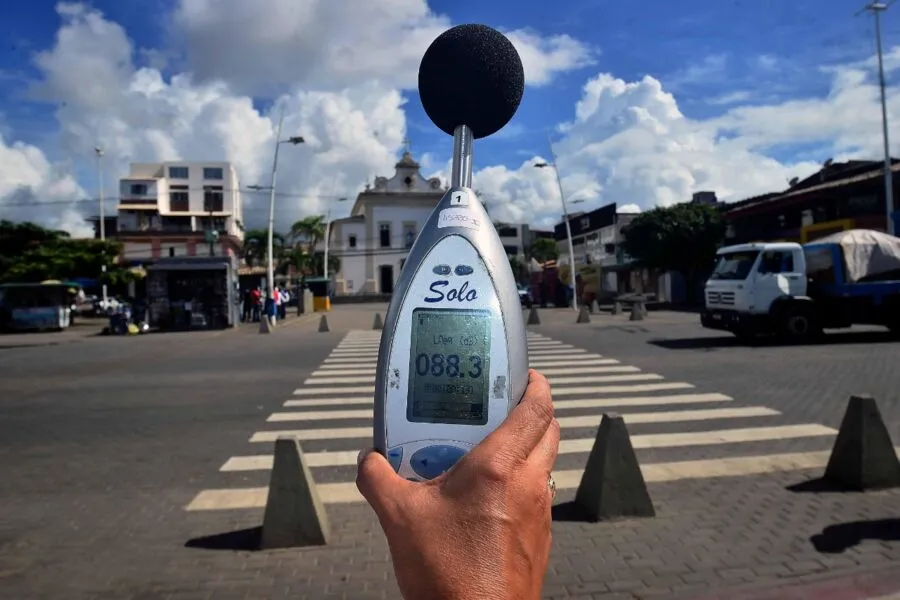 O morador pode dar queixa da poluição sonora irregular por via do Fala Salvador, no telefone 156
