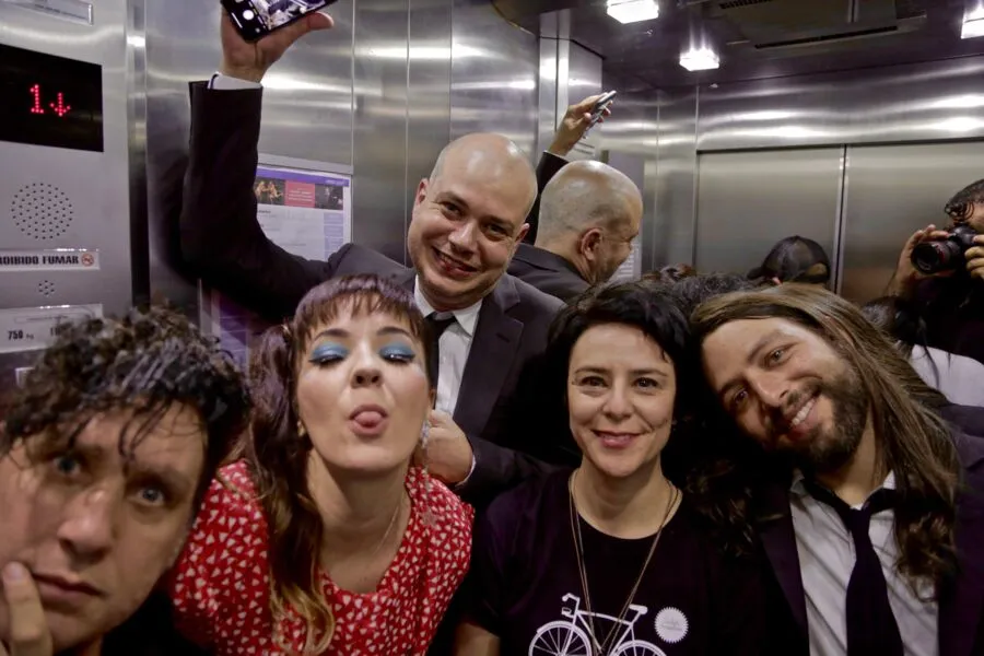 Gabriel Thomaz, Érika Martins, Fabio Lima, Fernanda Takai e Jairo Fajersztajn: Autoramas e convidada prontos para atacar – assim que alguém os tirar do elevador