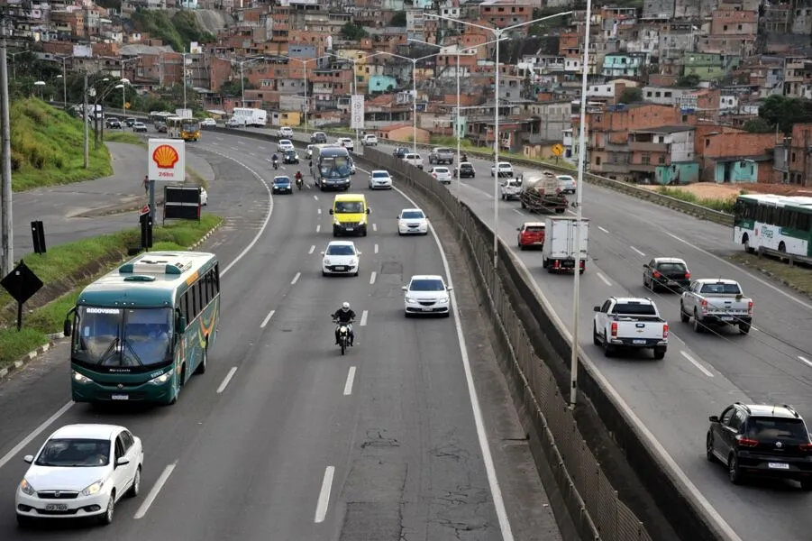 SALVADOR
O movimento já começou a focar intenso nos principais pontos de saída da cidade para o feriado prolongado em que se celebra a padroeira do Brasil, Nossa Senhora Aparecida, na próxima terça-feira, 12. A Polícia Rodoviária Federal desde o dia 4 para a Operação Nossa Senhora de Aparecida 2021 nas rodovias e estradas federais da Bahia, que vai até terça-feira, A PRF vai priorizar ações voltadas à segurança viária, prevenção e redução da gravidade dos acidentes de trânsito e à garantia da mobilidade nas rodovias do país
Na foto, Movimentação do trânsito  na Br 324 na altura da Jaqueira do carneiro em Salvador.
Foto: Felipe Iruatã / Ag A Tarde
Data: 08/10/2021 *** Local Caption *** ASSUNTO: FLUXO COMEÇA FICAR INTENSO NA SAÍDA DA CIDADE PARA O FERIADO PROLONGADO DE NOSSA SENHORA APARECIDA