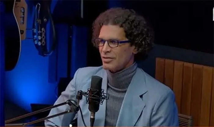 Com muito humor, sua apresentação é feita pelo ator Jackson Costa