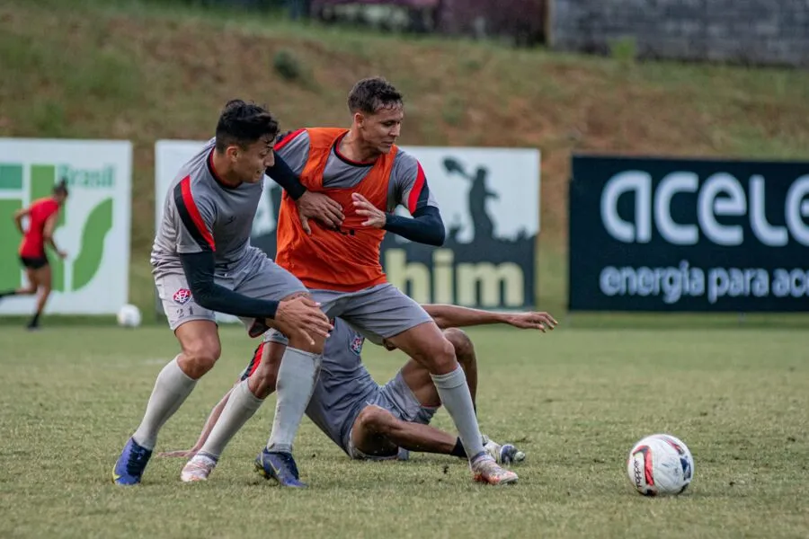 Burse promoveu situações na construção de saída de bola e atividade em campo reduzido