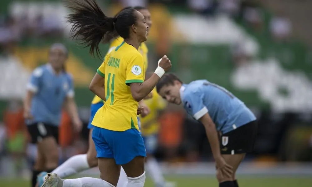 Adriana se destacou com dois gols na vitória de 3 a 0