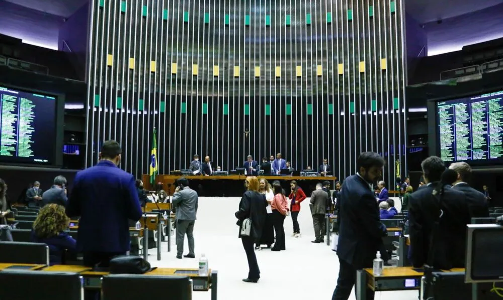 Matéria prevê piso mínimo inicial para enfermeiros no valor de R$ 4.750